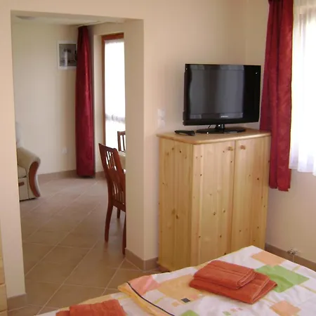 Akacfa Apartmanhaz *
